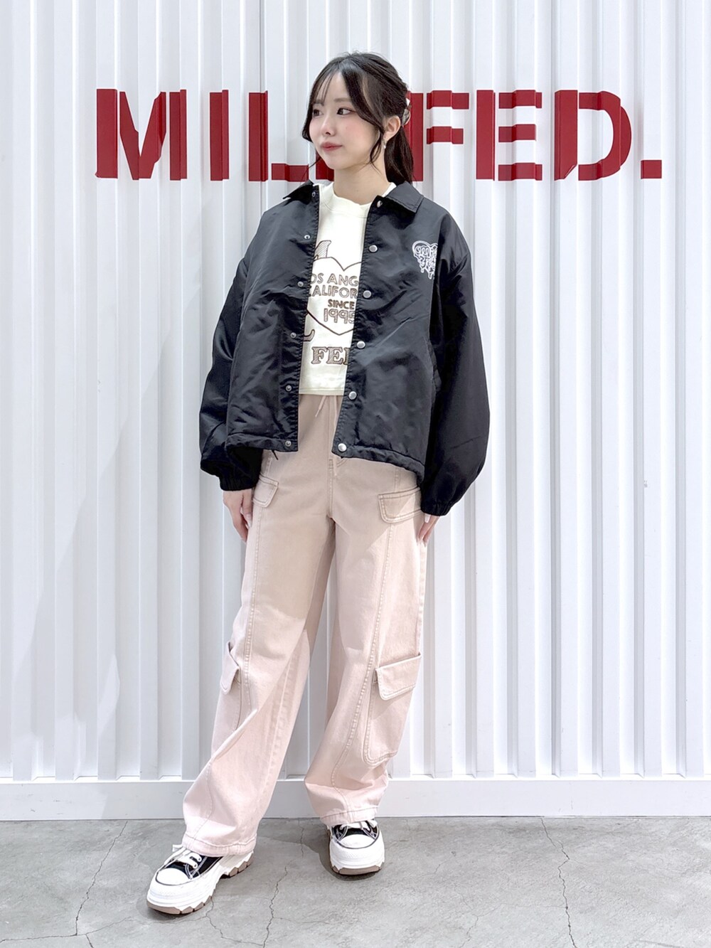 ピンク系のその他パンツ、ホワイト系のスウェット、ブラック系のブルゾンを着用したレディースの冬コーディネートの2枚目の写真