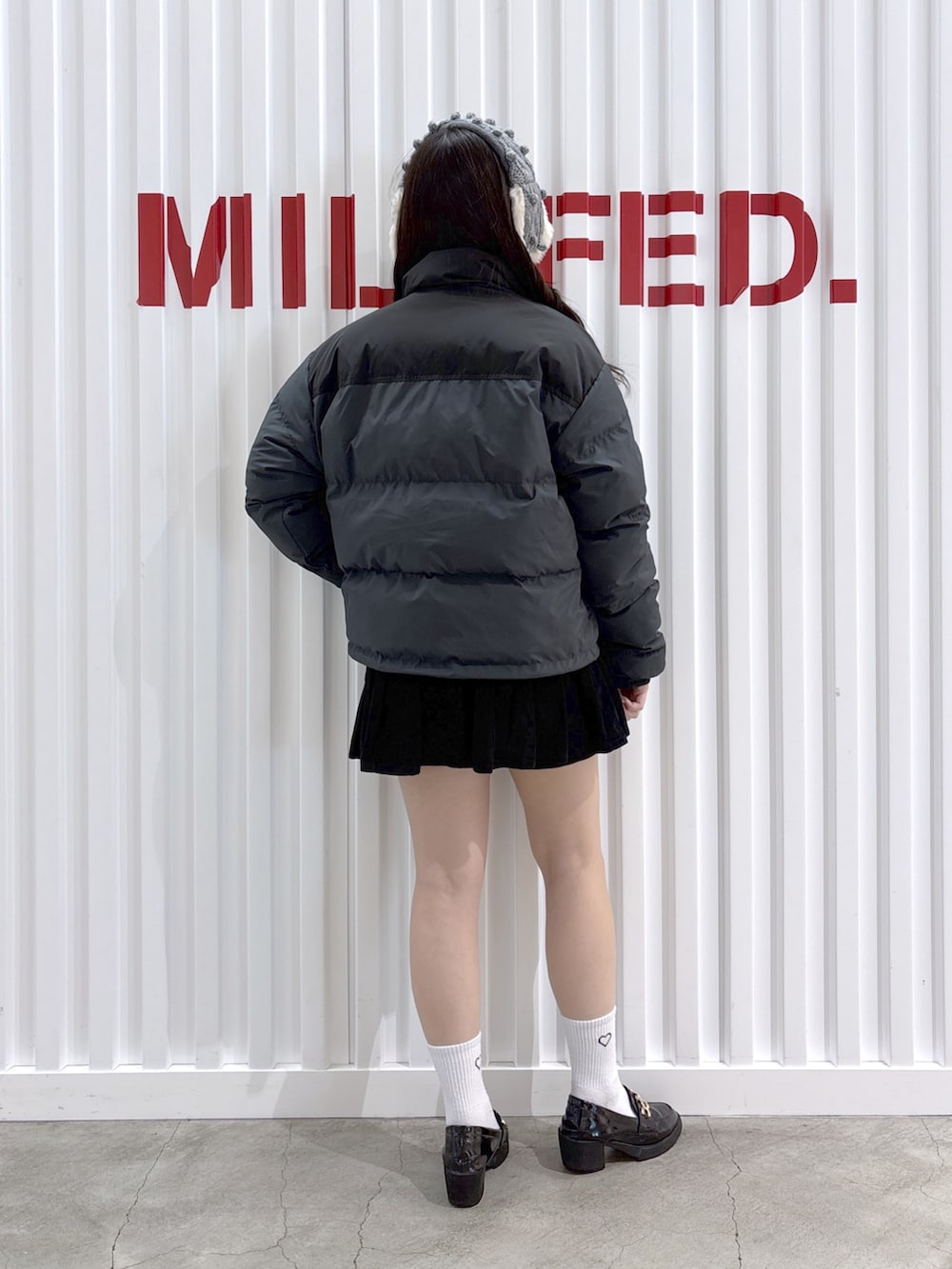 ブラック系のダウンジャケット/コート、ブラック系のその他パンツ、ブラウン系のニット/セーターを着用したレディースの冬コーディネートの3枚目の写真