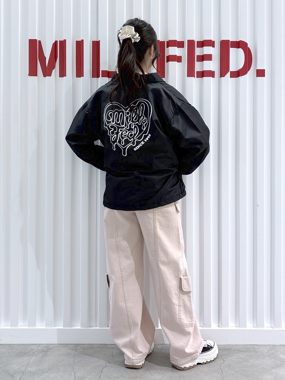 ピンク系のその他パンツ、ホワイト系のスウェット、ブラック系のブルゾンを着用したレディースの冬コーディネートの4枚目の写真