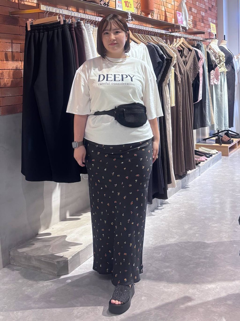 ホワイト系のTシャツ/カットソー、ブラック系のスカート、ブラック系のボディバッグ/ウエストポーチを着用したレディースの夏コーディネートの5枚目の写真
