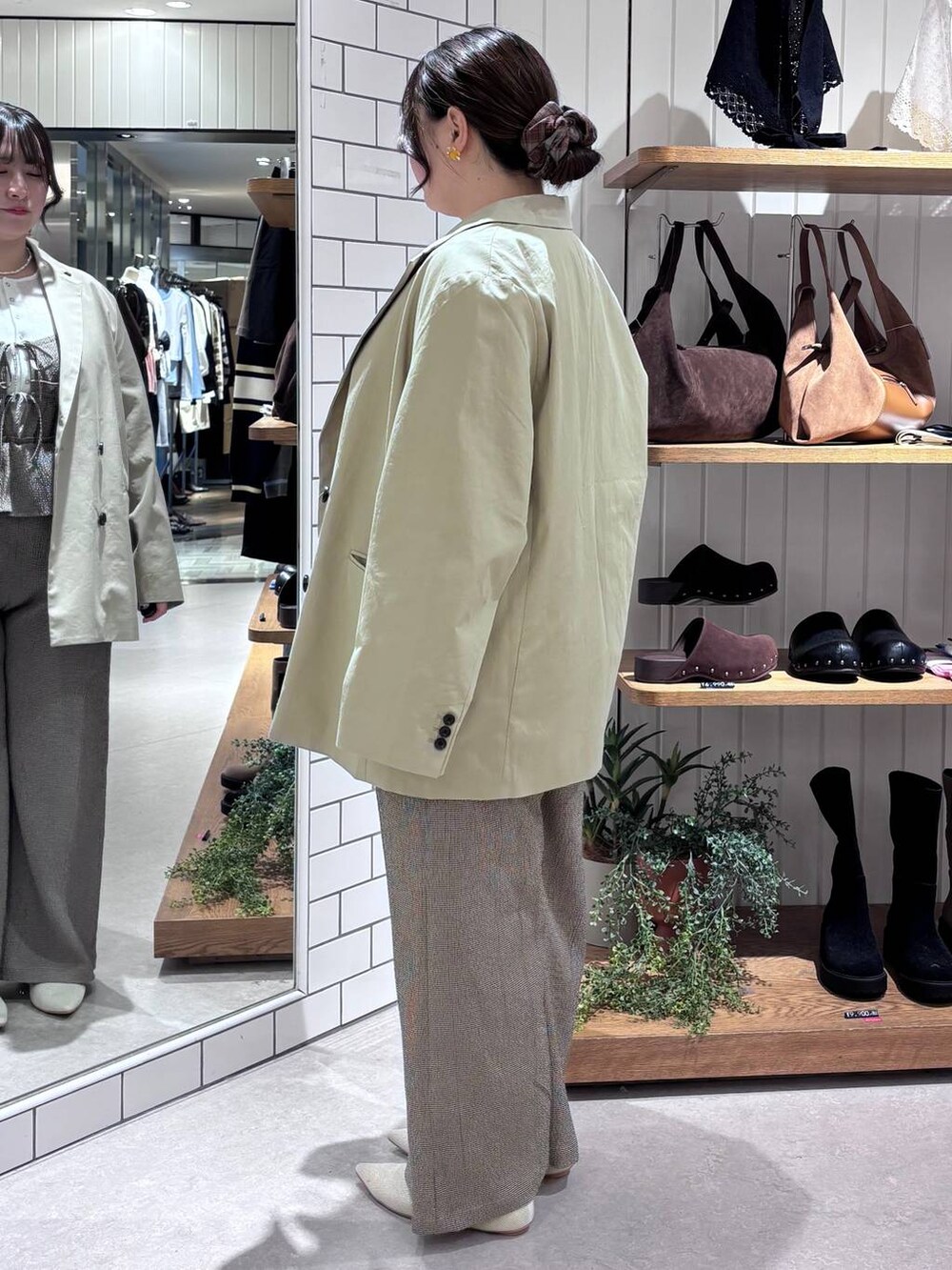 ホワイト系のパンプス、ホワイト系のTシャツ/カットソー、ベージュ系のその他アウターを着用したレディースの春コーディネートの2枚目の写真