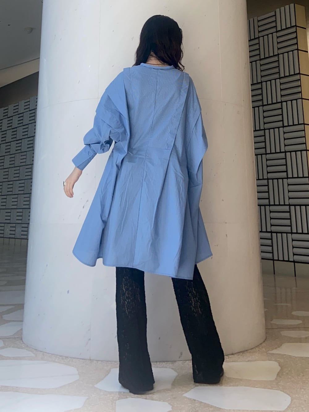 ブルー系のワンピース、ブラック系のその他パンツを着用したレディースの秋コーディネートの3枚目の写真