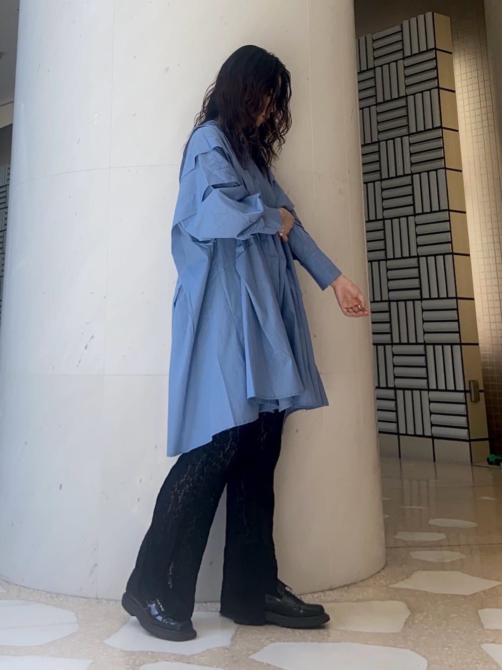 ブルー系のワンピース、ブラック系のその他パンツを着用したレディースの秋コーディネートの2枚目の写真