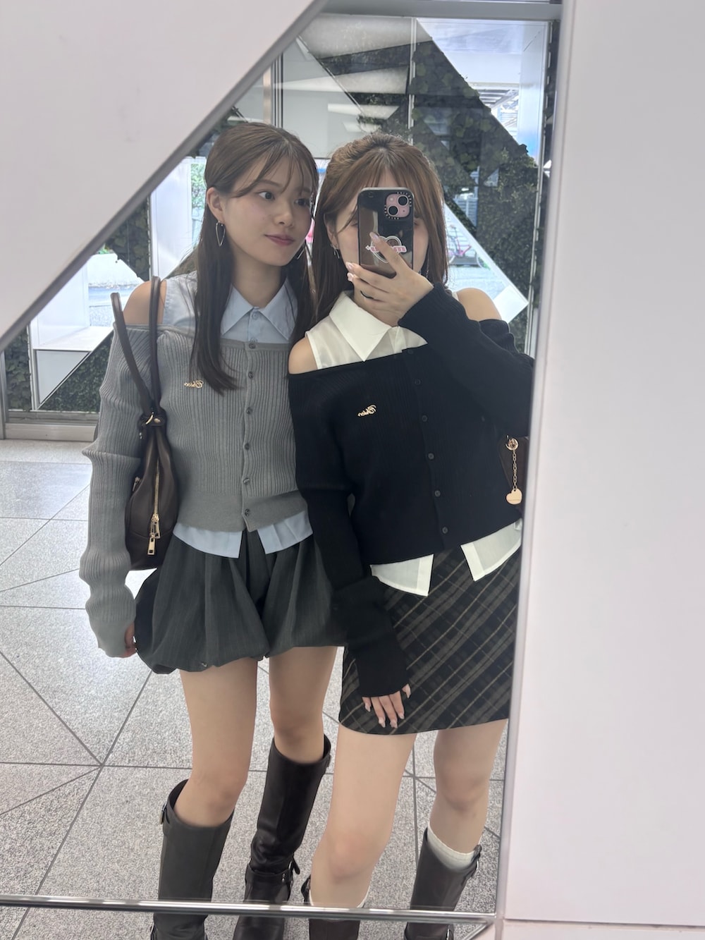 ブラック系のカーディガン/ボレロ、グレー系のスカートを着用したレディースの夏コーディネートの2枚目の写真