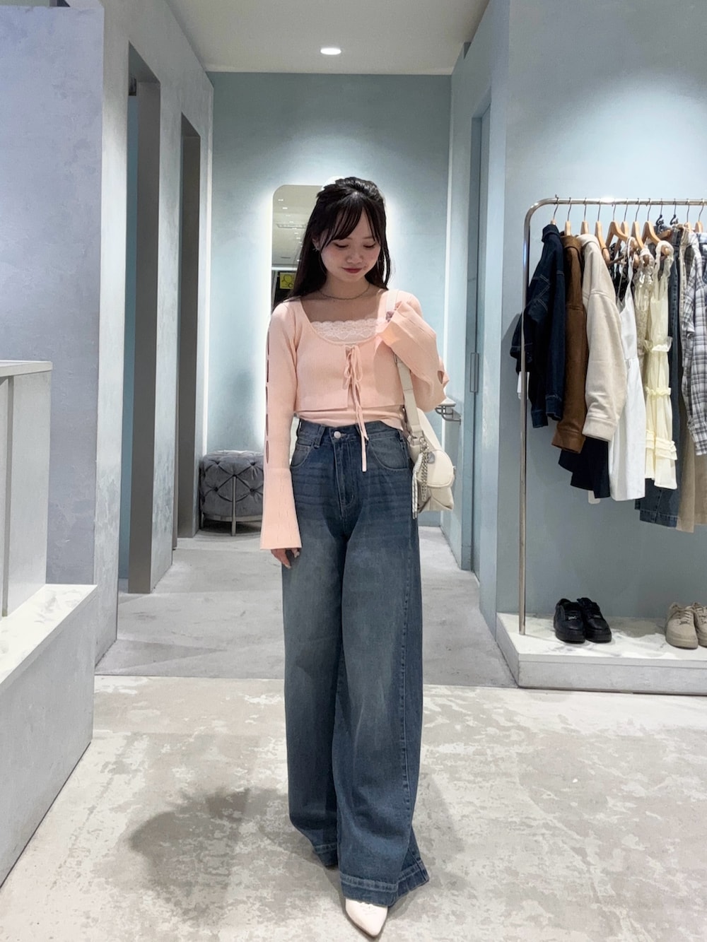 「春色、春めき満開コーデ、春服、カジュアルガーリー、お出かけスタイル、花見、パステルカラー」｜「Chicoのショートカーディガン+レースキャミセット（カーディガン/ボレロ、ピンク系）」を使った、miyu 🤍さん（骨格ウェーブ・レディース・156cm）の春コーディネートの2枚目の写真