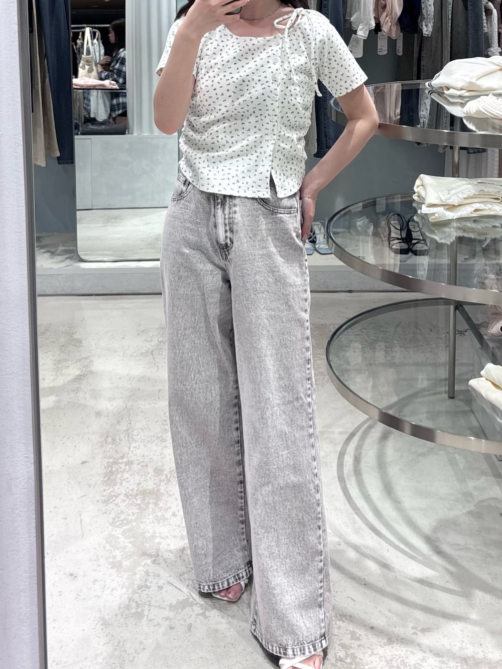「韓国ファッション、大人カジュアル、お出かけコーデ、春夏コーデ、楽チンコーデ、春服、ワイドデニム」|「Chicoの【2色/2サイズ展開】ポケットレースワイドデニム(デニムパンツ、ピンク系)」を使った、miyu 🤍さん(骨格ウェーブ・レディース・156cm)の春コーディネートの2枚目の写真
