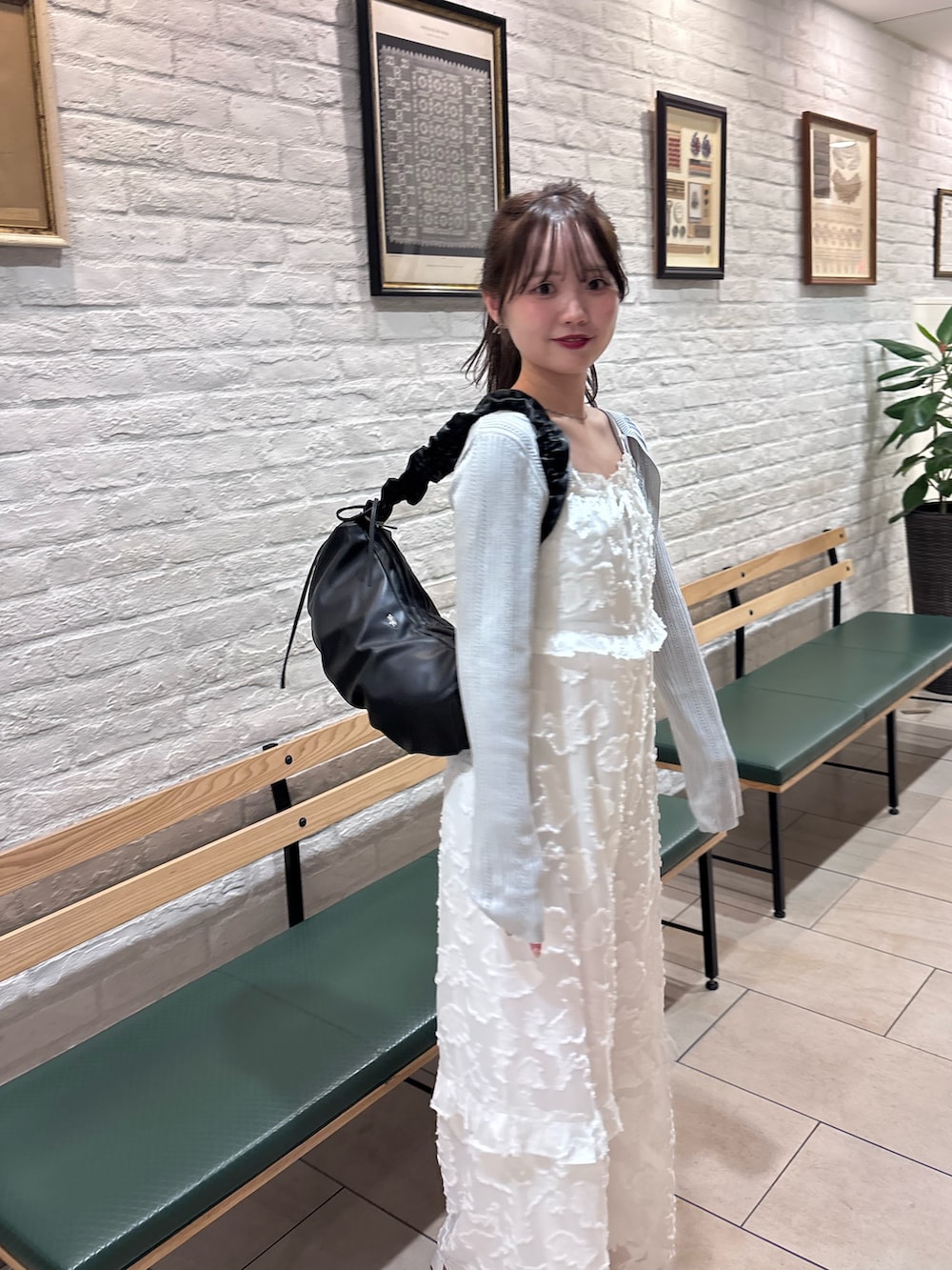 「お出かけコーデ、春夏コーデ、オトナカワイイ、キレイめコーデ、大人ガーリー、ホワイト、ブルー」｜「Chicoのシアーフラワーホルターネックベアサロペット（つなぎ/オールインワン、ホワイト系）」を使った、miyu 🤍さん（骨格ウェーブ・レディース・156cm）の春コーディネートの3枚目の写真