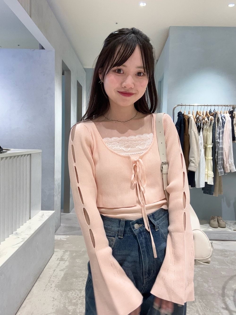 「春色、春めき満開コーデ、春服、カジュアルガーリー、お出かけスタイル、花見、パステルカラー」｜「Chicoのショートカーディガン+レースキャミセット（カーディガン/ボレロ、ピンク系）」を使った、miyu 🤍さん（骨格ウェーブ・レディース・156cm）の春コーディネートの3枚目の写真