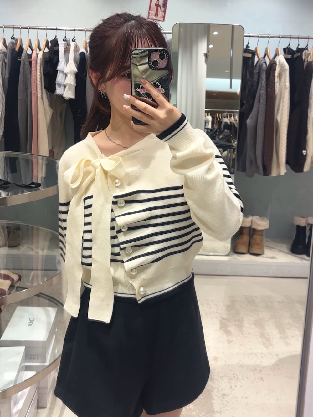 SALON by Chico フロントリボンパールフリルトップス29 Chico（チコ）の「【SALON by Chico/4色展開】フロントリボンパール