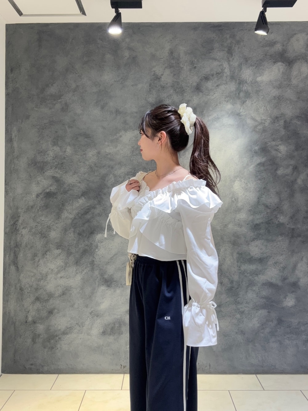 「春色、春めき満開コーデ、春服、カジュアルガーリー、お出かけスタイル、花見、ホワイト」｜「Chicoの【新色追加】2wayクロスフリルデザインブラウス（シャツ/ブラウス、ホワイト系）」を使った、miyu 🤍さん（骨格ウェーブ・レディース・156cm）の春コーディネートの3枚目の写真