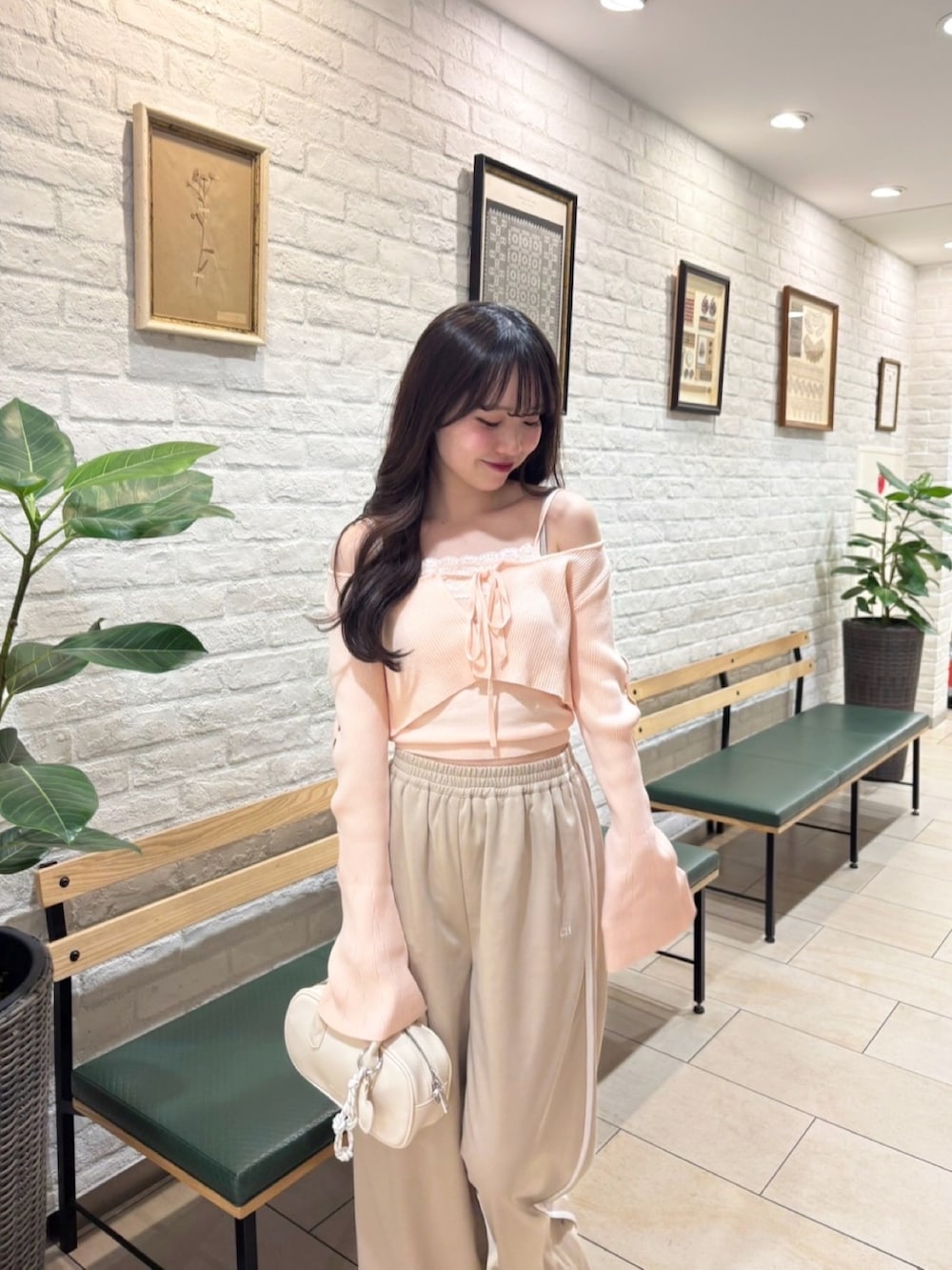 「春色、春めき満開コーデ、お出かけスタイル、大人かわいい、お花見コーデ、パンツコーデ、カジュアルガーリー、春ニット、150cm台コーデ、ピンクコーデ、ラインパンツ」｜「Chicoのショートカーディガン+レースキャミセット（カーディガン/ボレロ、ピンク系）」を使った、miyu 🤍さん（骨格ウェーブ・レディース・156cm）の春コーディネートの2枚目の写真
