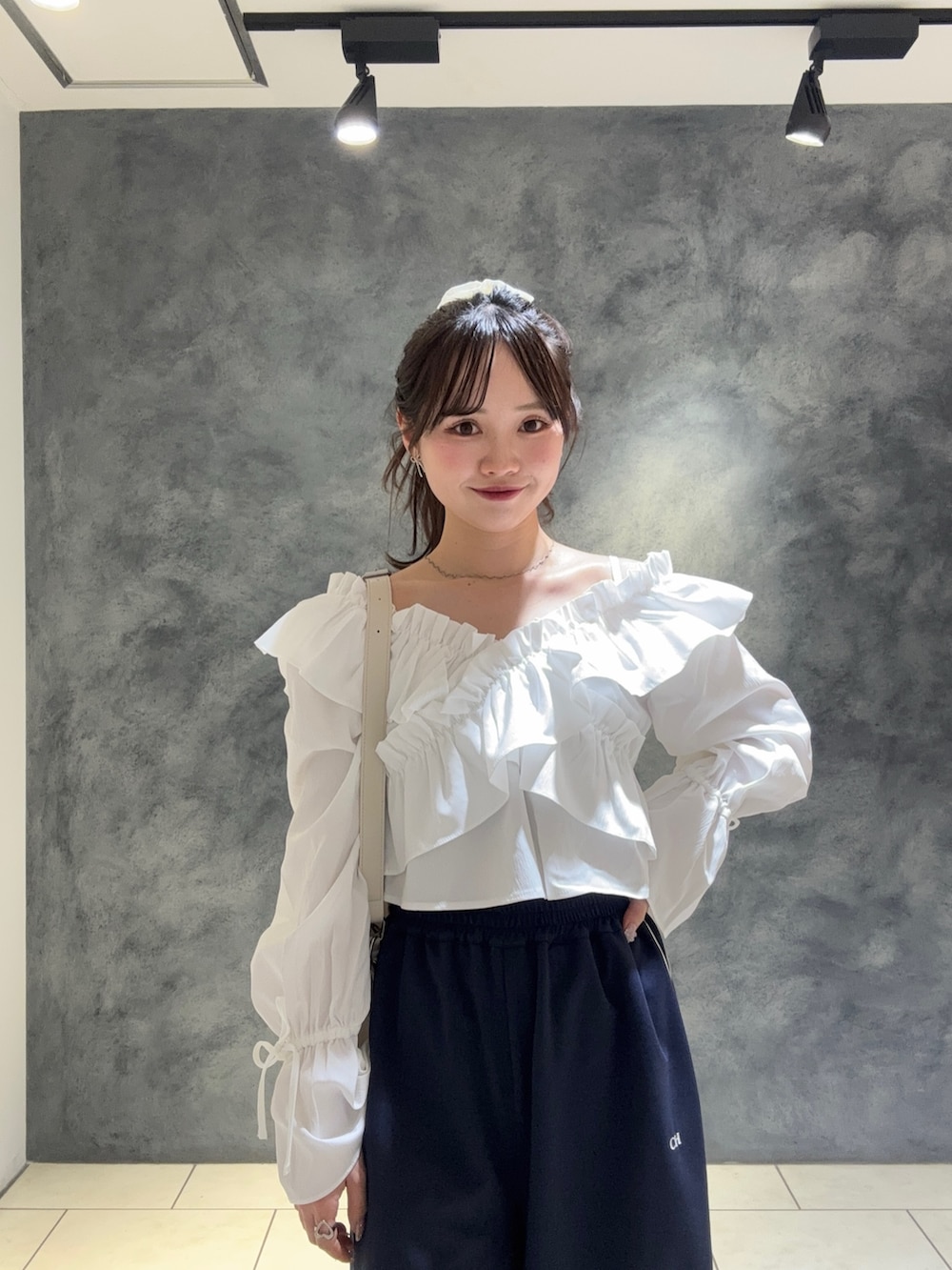 「春色、春めき満開コーデ、春服、カジュアルガーリー、お出かけスタイル、花見、ホワイト」｜「Chicoの【新色追加】2wayクロスフリルデザインブラウス（シャツ/ブラウス、ホワイト系）」を使った、miyu 🤍さん（骨格ウェーブ・レディース・156cm）の春コーディネートの2枚目の写真