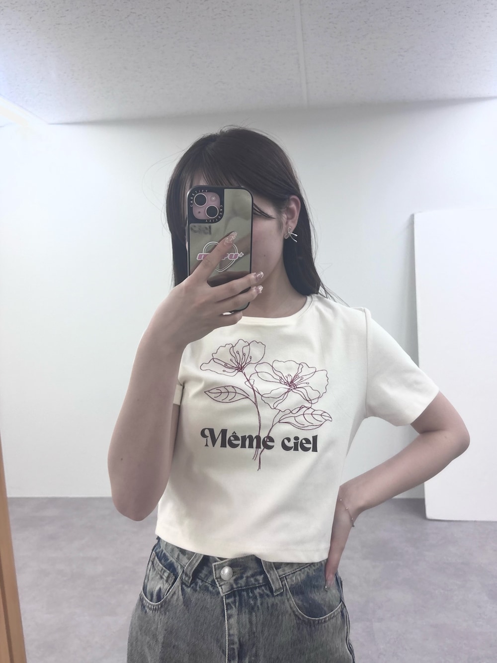 「サンダル、韓国ファッション、お出かけコーデ、シンプルスタイル、春夏コーデ、デニムコーデ、ロゴT、刺繍」｜「Chicoのフラワー刺繍チビT（Tシャツ/カットソー、ホワイト系）」を使った、miyu 🤍さん（骨格ウェーブ・レディース・156cm）の春コーディネートの2枚目の写真