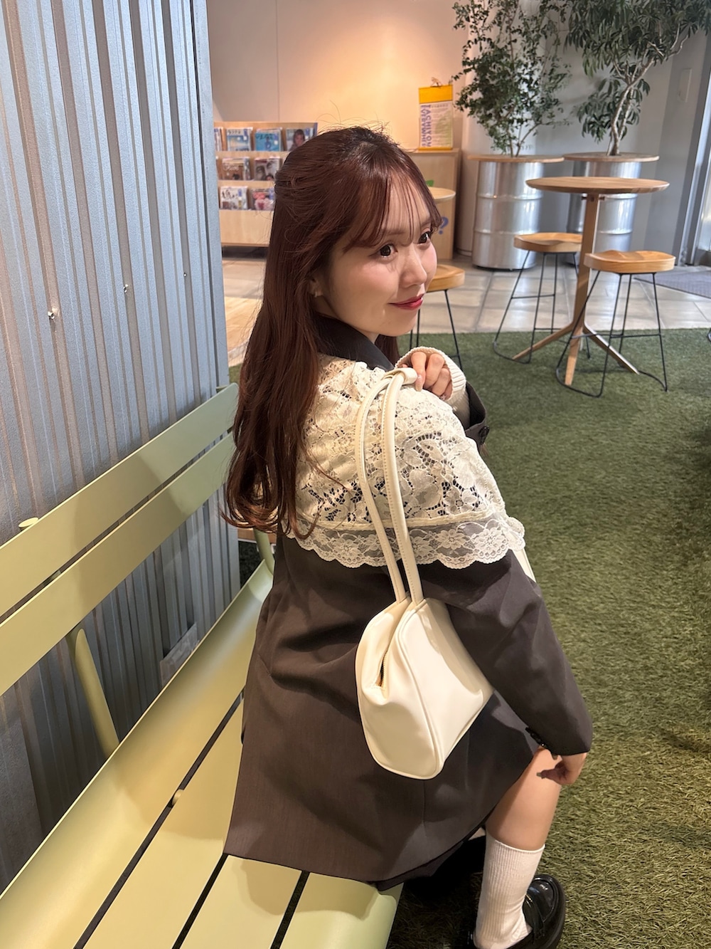 グレー系のテーラードジャケット、ホワイト系のボストンバッグ、ホワイト系のニット/セーターを着用したレディースの冬コーディネートの3枚目の写真