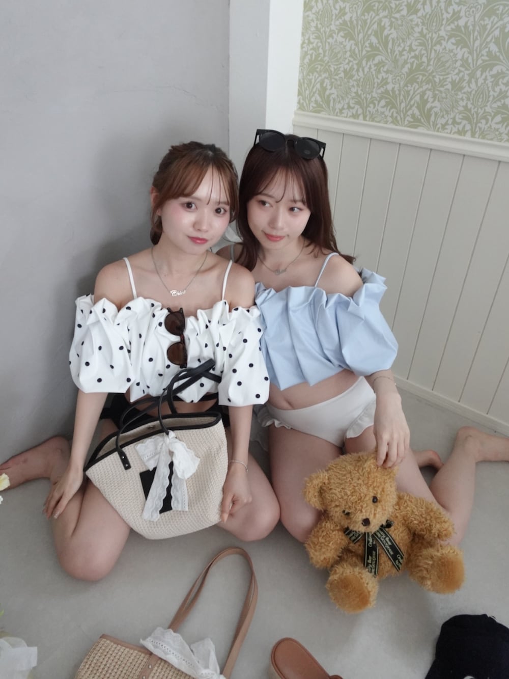 ホワイト系のトートバッグ、ベージュ系のサンダル、ホワイト系の水着を着用したレディースの夏コーディネートの3枚目の写真