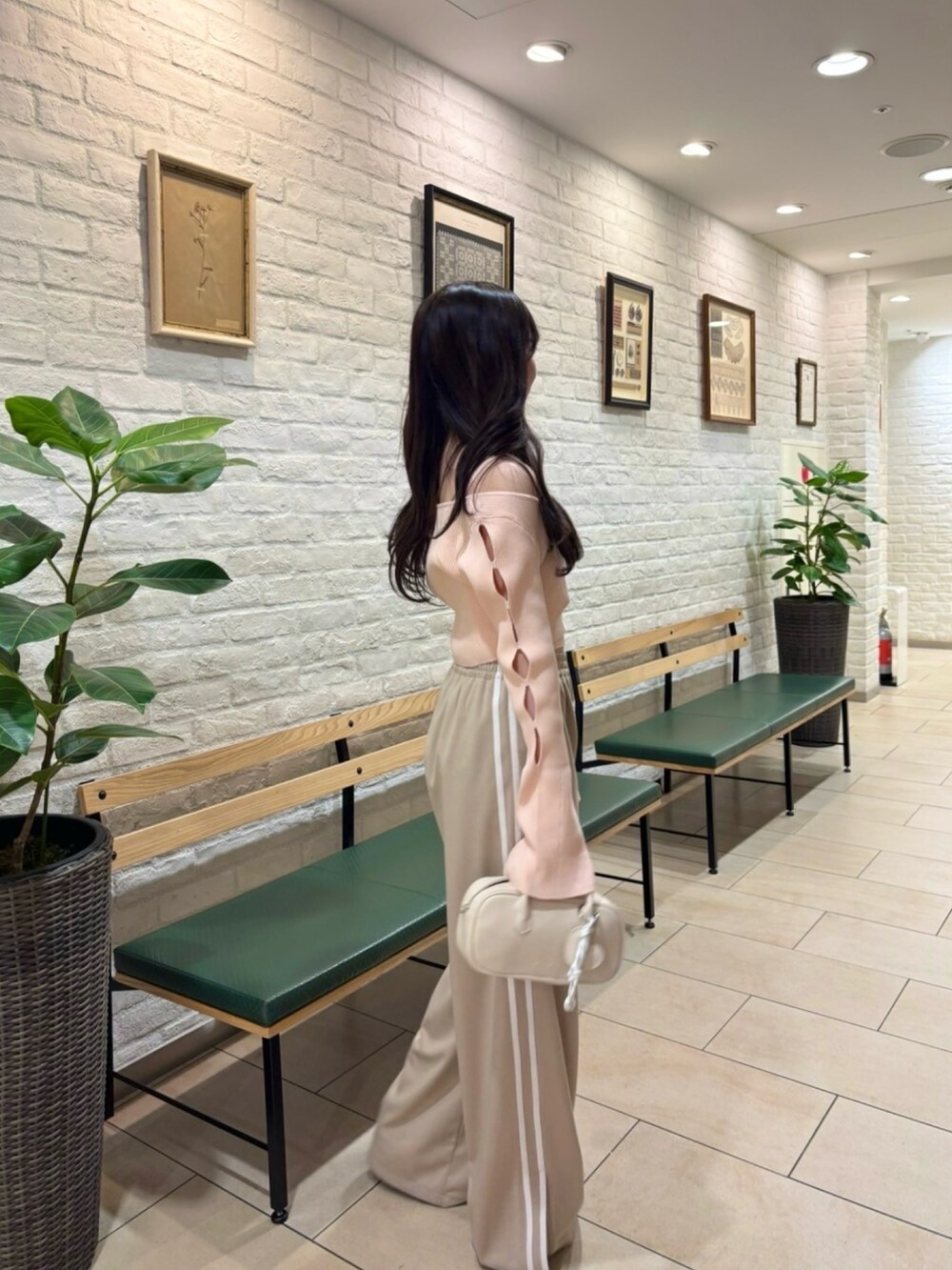 「春色、春めき満開コーデ、お出かけスタイル、大人かわいい、お花見コーデ、パンツコーデ、カジュアルガーリー、春ニット、150cm台コーデ、ピンクコーデ、ラインパンツ」｜「Chicoのショートカーディガン+レースキャミセット（カーディガン/ボレロ、ピンク系）」を使った、miyu 🤍さん（骨格ウェーブ・レディース・156cm）の春コーディネートの3枚目の写真