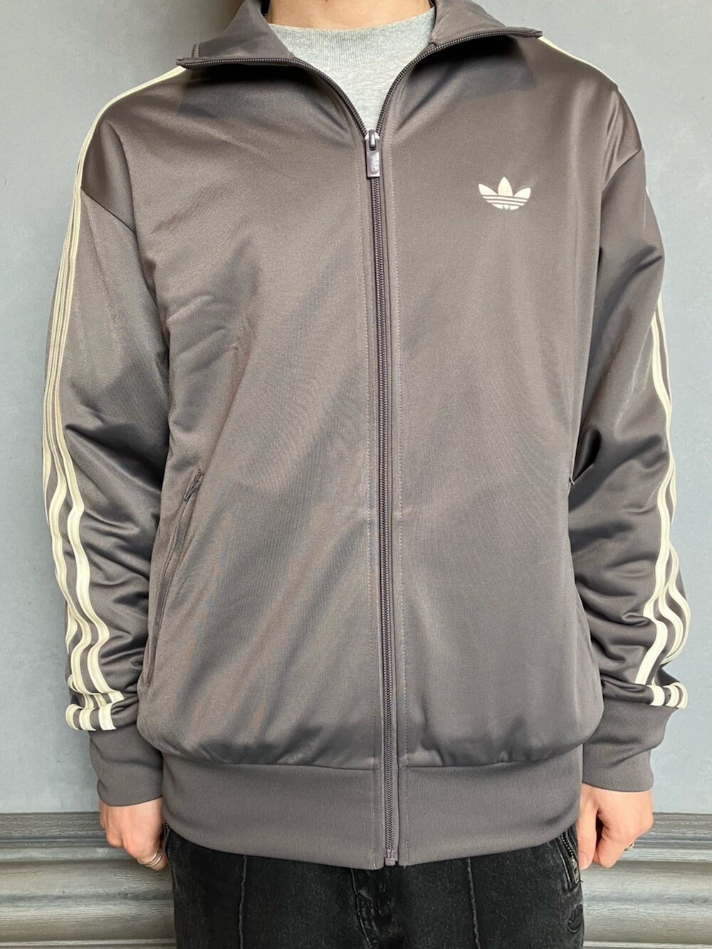 ブラック系のスニーカー、グレー系のジャージを着用したメンズの春コーディネートの3枚目の写真