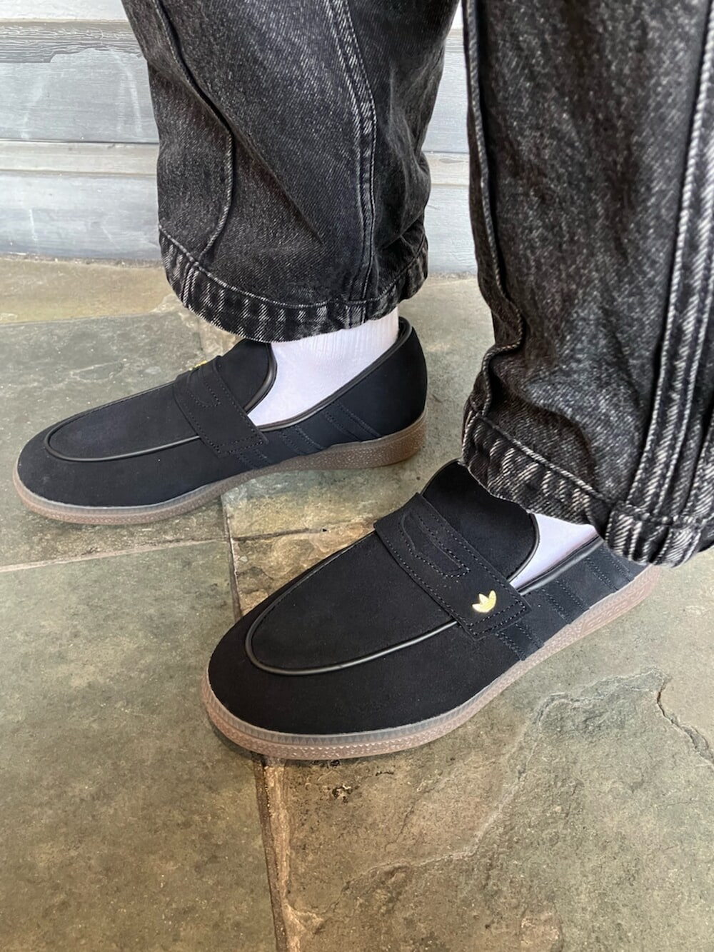 ブラック系のスニーカー、グレー系のジャージを着用したメンズの春コーディネートの4枚目の写真