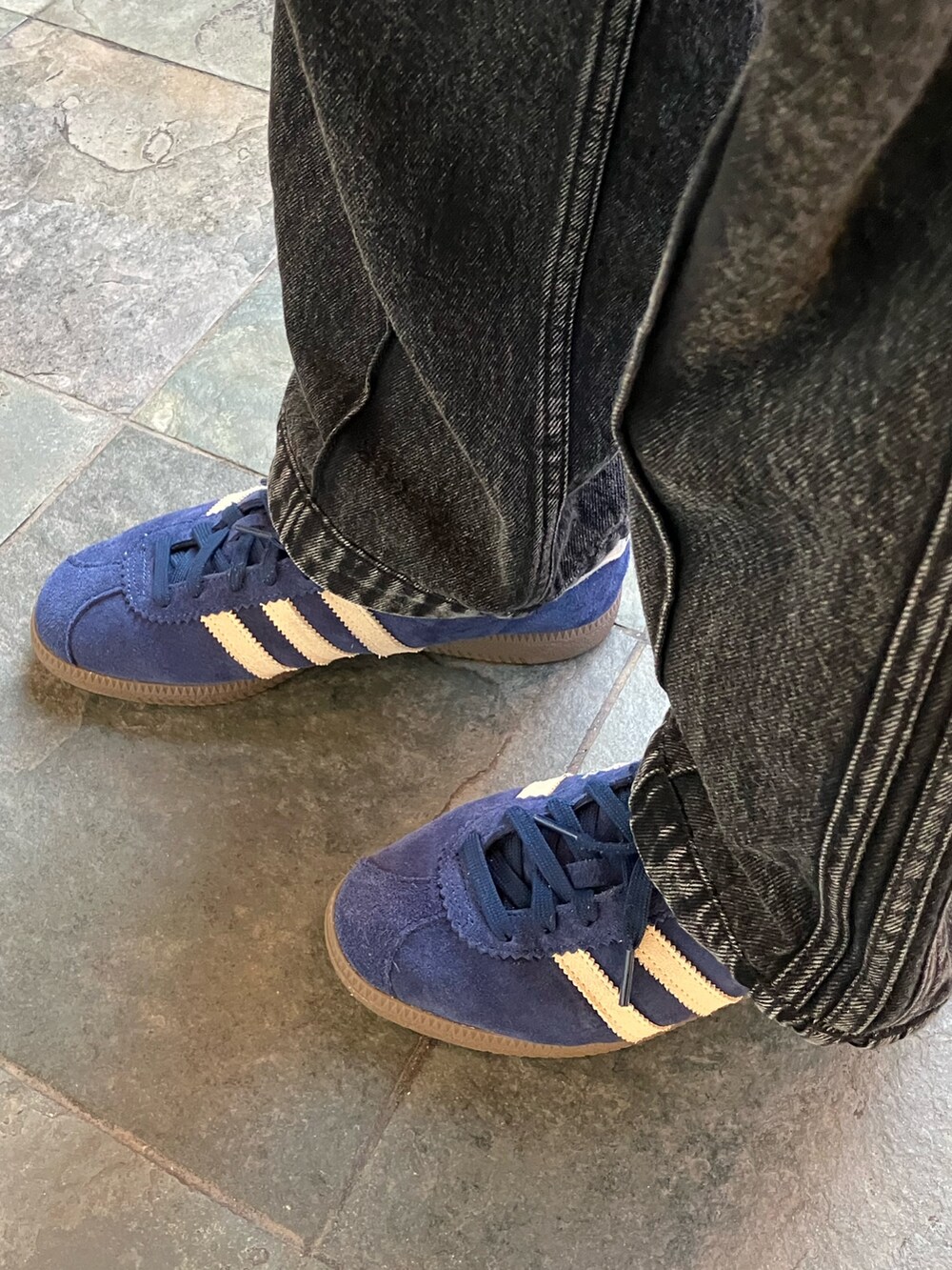 「スニーカー、ジャケット、adidas、ジャージ、アディダス、adidas originals、アディダスオリジナルス、ベルン、トラックトップ」｜「adidasのボンデッド SST トラックトップ / ジャージ / アディダスオリジナルス adidas Originals（ジャージ、ブラック系）」を使った、nyさん（メンズ・168cm）の秋コーディネートの3枚目の写真