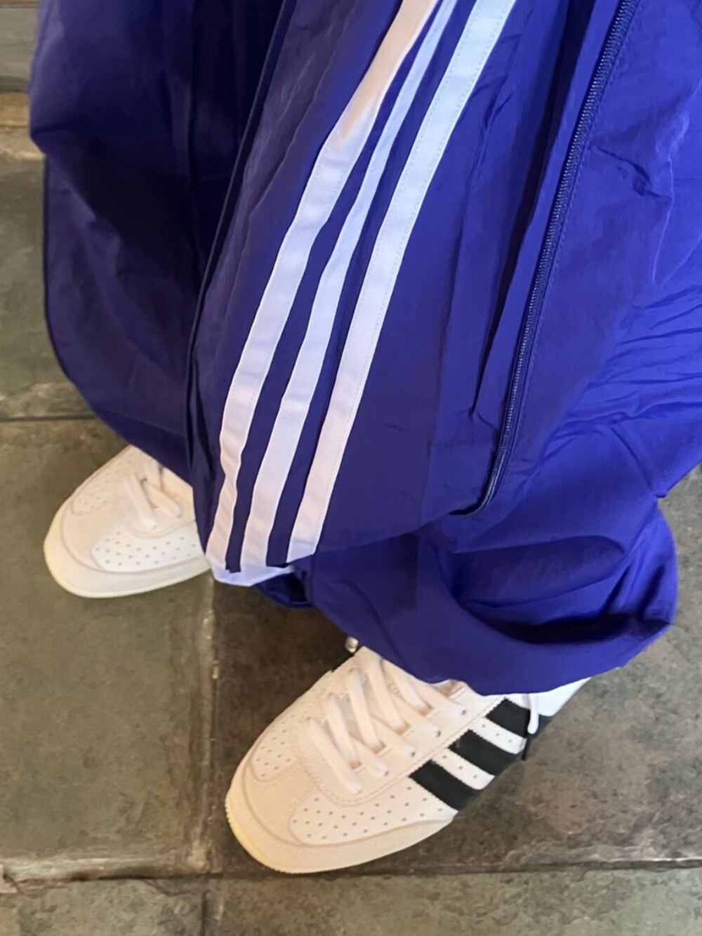 ホワイト系のシューズ、ブルー系のジャージ、ブルー系のスウェットパンツを着用したメンズの春コーディネートの4枚目の写真