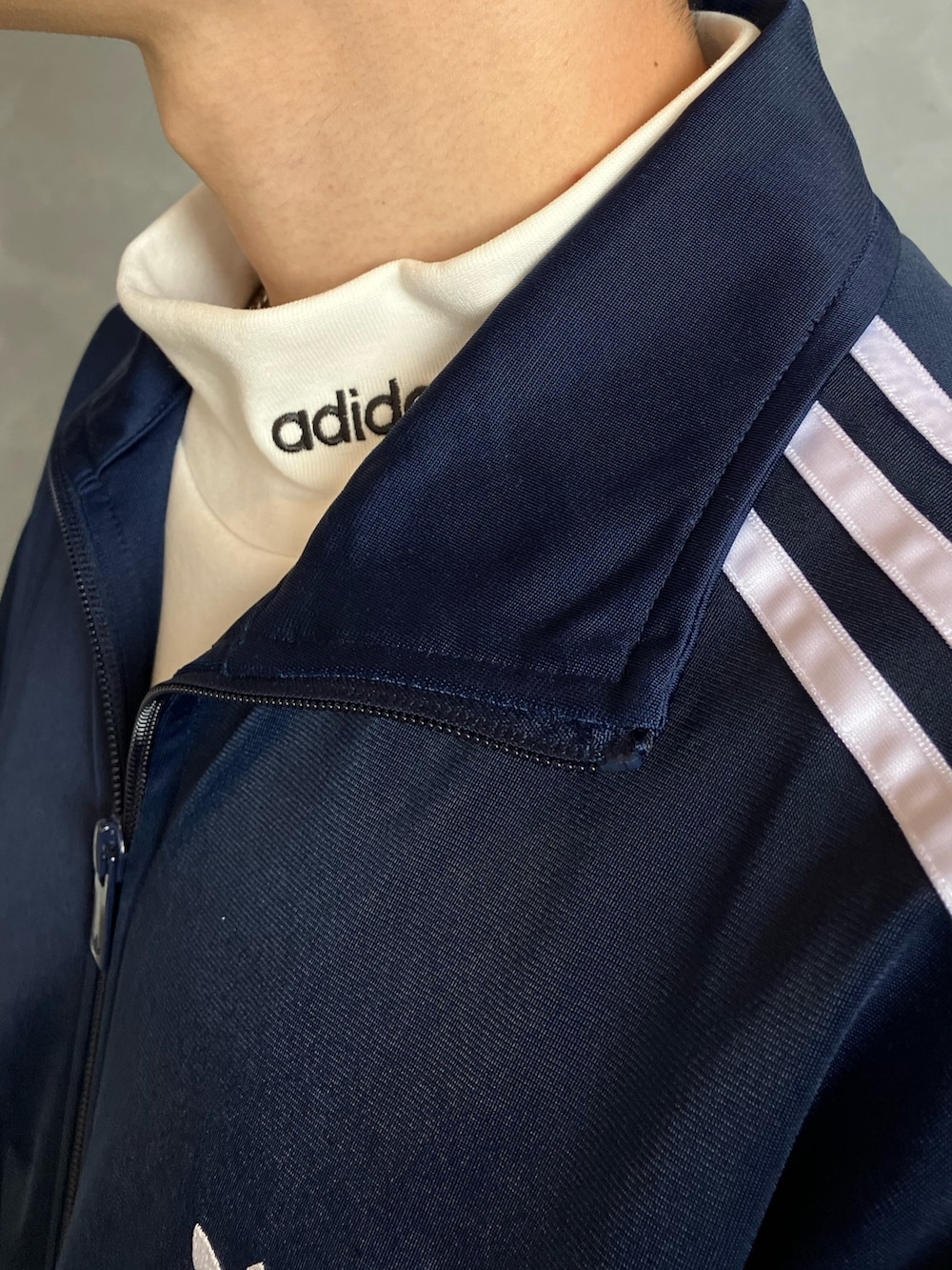 ブルー系のジャージ、ブルー系のスウェットパンツ、ホワイト系のトップスを着用したメンズの冬コーディネートの3枚目の写真