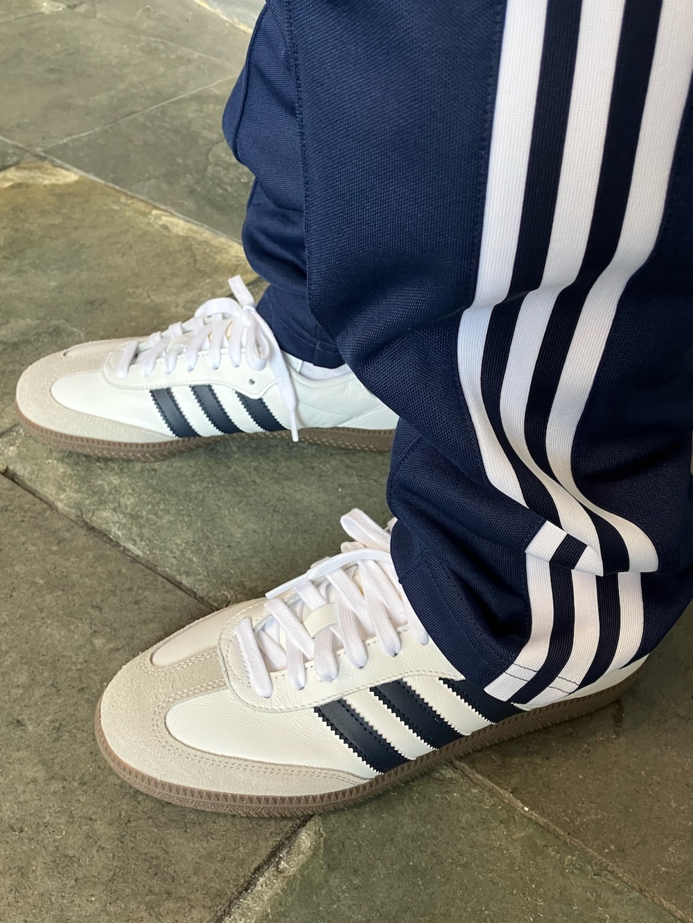 ブルー系のジャージ、ブルー系のスウェットパンツ、ホワイト系のトップスを着用したメンズの冬コーディネートの4枚目の写真