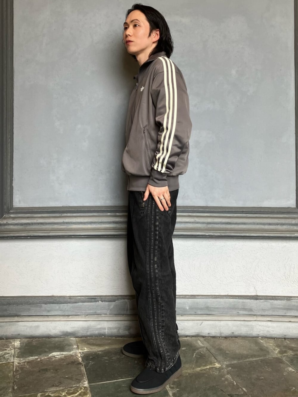 ブラック系のスニーカー、グレー系のジャージを着用したメンズの春コーディネートの2枚目の写真