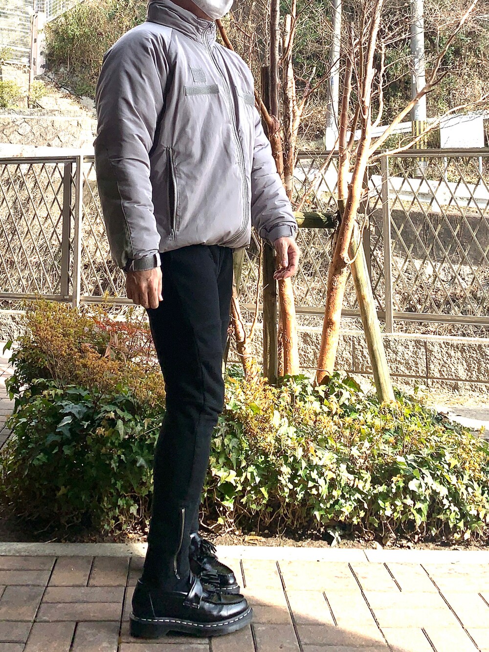 「level7、ドクターマーチン、Adrian」｜「MONKEY TIMEのアイテム（スウェットパンツ、ブラック系）」を使った、ヒロポンさん（メンズ・168cm）の冬コーディネートの2枚目の写真
