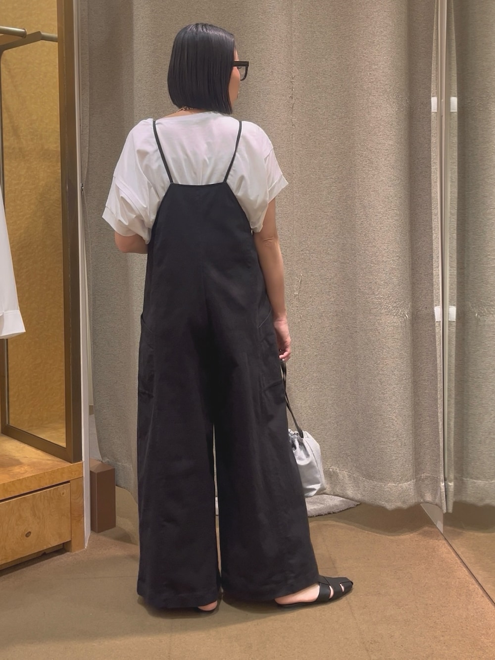 「お出かけコーデ、モノトーンコーデ、30代コーデ、Tシャツ、サロペット、サロペットコーデ、夏コーデ、Tシャツコーデ、Ｔシャツ、Tシャツ/カットソー、tシャツ、骨格ストレート、30代ファッション」｜「Jena espace merveilleuxの細ショルダーワイドサロペット（ワンピース、ブラック系）」を使った、nom_373さん（レディース・164cm）の春コーディネートの2枚目の写真