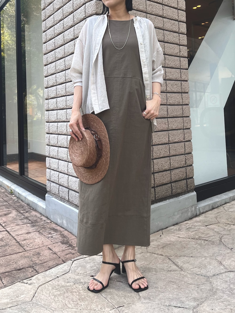 「お出かけコーデ、初夏コーデ、ワンピース、ワンピーススタイル、シャツ、シャツコーデ、ガーゼシャツ、ガーゼ素材、Iラインワンピース、ジャンスカ、ジャンスカコーデ、ワンピースコーデ、ワンピース 、コットンストレッチ、骨格ストレート」｜「Jena espace merveilleuxのコットンストレッチジャンスカ（ワンピース、グリーン系）」を使った、nom_373さん（レディース・164cm）の春コーディネートの4枚目の写真