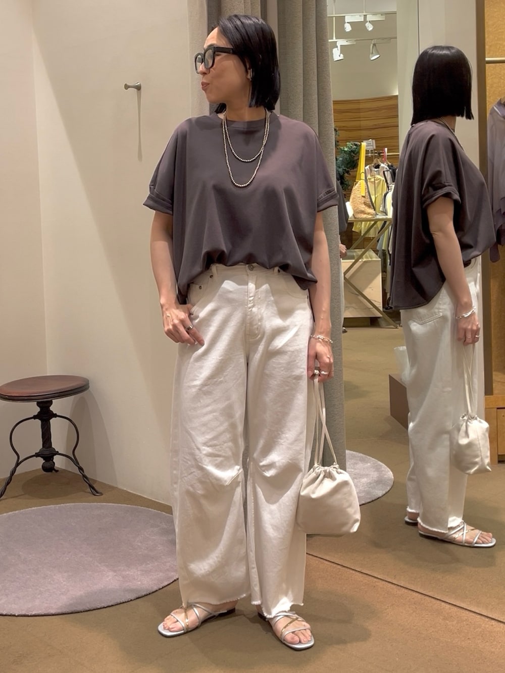 「夏コーデ、Tシャツ、バッグデザイン、デニムパンツ、デニム、デニムコーデ、カーブデニム、カーブパンツ、フラットサンダル、アラサーコーデ、30代コーデ、30代ファッション」｜「Jena espace merveilleuxの【ポンチョシルエットで可愛い／大人Tシャツ】バックテープカットソー（Tシャツ/カットソー、グレー系）」を使った、nom_373さん（レディース・164cm）の春コーディネートの2枚目の写真
