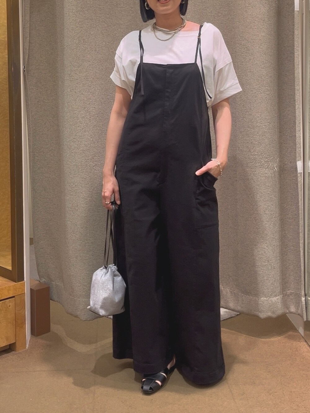 「お出かけコーデ、モノトーンコーデ、30代コーデ、Tシャツ、サロペット、サロペットコーデ、夏コーデ、Tシャツコーデ、Ｔシャツ、Tシャツ/カットソー、tシャツ、骨格ストレート、30代ファッション」｜「Jena espace merveilleuxの細ショルダーワイドサロペット（ワンピース、ブラック系）」を使った、nom_373さん（レディース・164cm）の春コーディネートの3枚目の写真