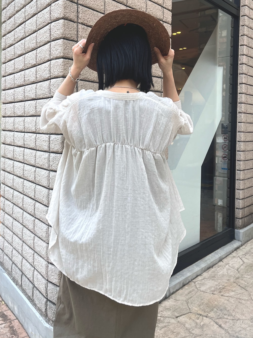 「お出かけコーデ、初夏コーデ、ワンピース、ワンピーススタイル、シャツ、シャツコーデ、ガーゼシャツ、ガーゼ素材、Iラインワンピース、ジャンスカ、ジャンスカコーデ、ワンピースコーデ、ワンピース 、コットンストレッチ、骨格ストレート」｜「Jena espace merveilleuxのコットンストレッチジャンスカ（ワンピース、グリーン系）」を使った、nom_373さん（レディース・164cm）の春コーディネートの3枚目の写真