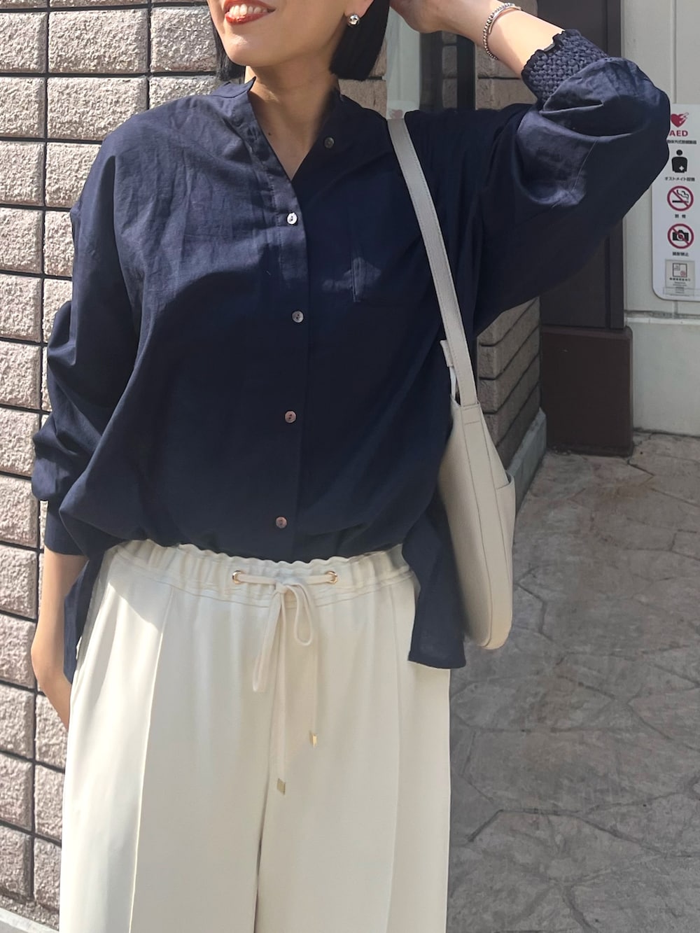 「トロミ、シャツ、シャツスタイル、30代コーデ、美脚効果、スキッパー、イージーパンツ、ウエストゴム、jena、黒髪ボブ、春服、春服コーデ」｜「Jena espace merveilleuxのアイテム（パンプス、シルバー系）」を使った、nom_373さん（レディース・164cm）の春コーディネートの3枚目の写真