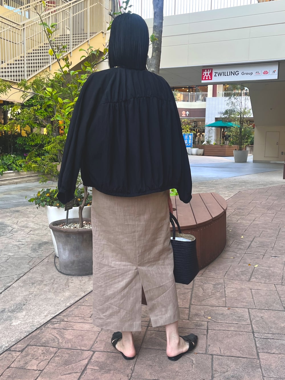 「夏コーデ、ワンピース、ワンピーススタイル、ワンピースコーデ、ブルゾンコーデ、ブルゾン、リネン、リネンワンピース、ジャンスカコーデ、ジャンスカ、アラサーコーデ、30代ファッション、30代コーデ、骨格ストレート、大人カジュアル」｜「Jena espace merveilleuxの【全骨格着痩せ／リネン素材で涼しい】リネンフリンジジャンスカ（ワンピース、ベージュ系）」を使った、nom_373さん（レディース・164cm）の春コーディネートの3枚目の写真