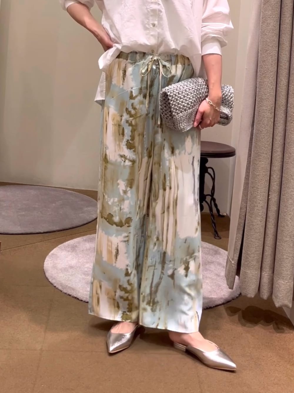 「シャツ、シャツスタイル、シャツコーデ、白シャツ、柄パンツ、春コーデ、ブルベ冬、骨格ストレート、アラサーコーデ、お出かけコーデ、大人コーデ、30代コーデ、パステルカラー」｜「Jena espace merveilleuxの水彩柄イージーパンツ（その他パンツ、グリーン系）」を使った、nom_373さん（骨格ストレート・レディース・164cm）の春コーディネートの4枚目の写真