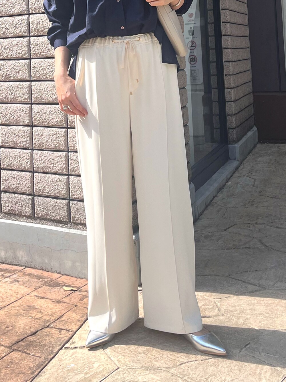 「トロミ、シャツ、シャツスタイル、30代コーデ、美脚効果、スキッパー、イージーパンツ、ウエストゴム、jena、黒髪ボブ、春服、春服コーデ」｜「Jena espace merveilleuxのアイテム（パンプス、シルバー系）」を使った、nom_373さん（レディース・164cm）の春コーディネートの4枚目の写真