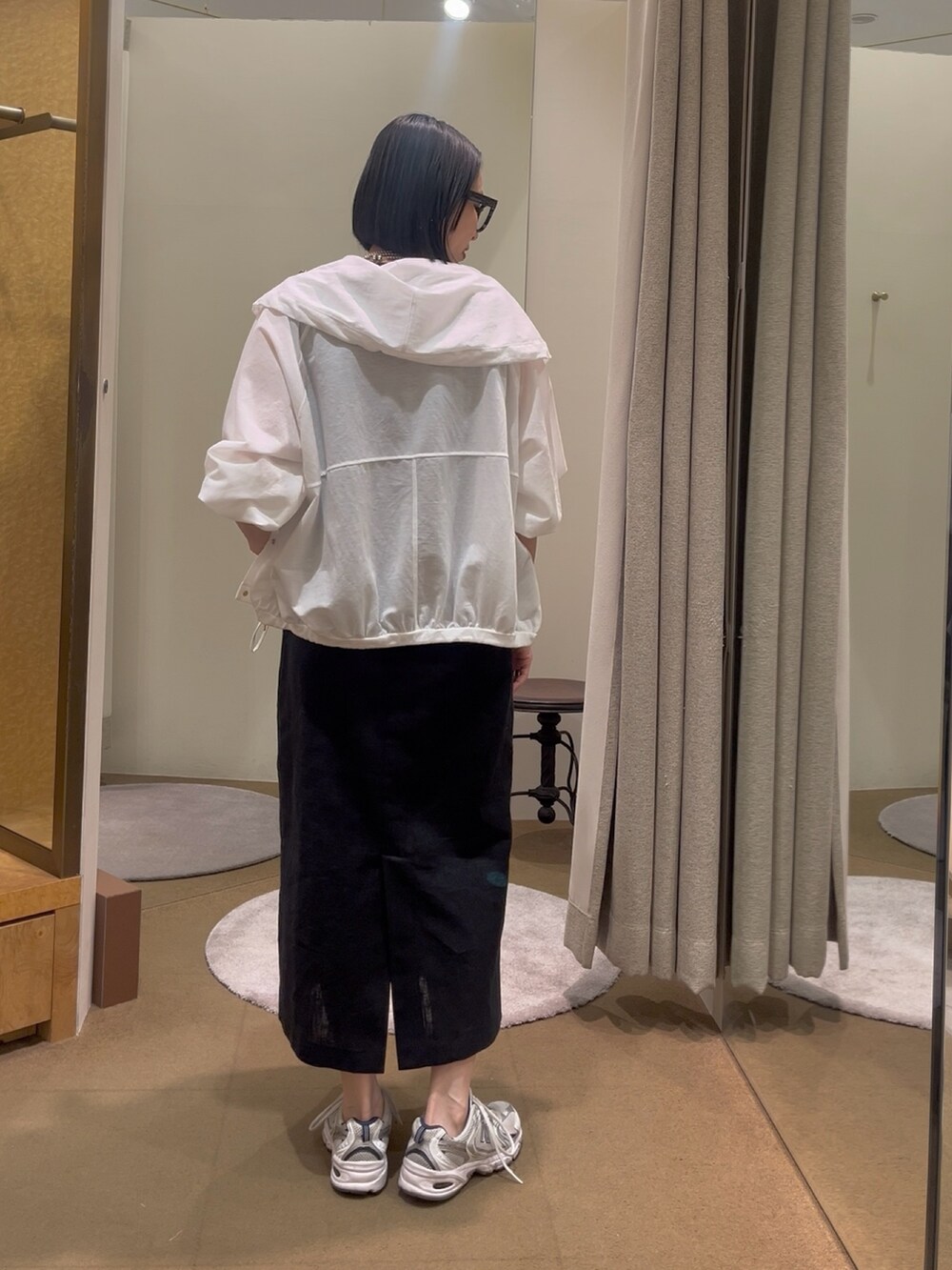 「夏コーデ、ワンピース、ジャンスカ、ジャンスカコーデ、シアー、ブルゾン、アラサーコーデ、スニーカーコーデ、モノトーン、オトナカジュアル、骨格ストレート、大人カジュアル、フリンジ」｜「Jena espace merveilleuxの【全骨格着痩せ／リネン素材で涼しい】リネンフリンジジャンスカ（ワンピース、ブラック系）」を使った、nom_373さん（レディース・164cm）の春コーディネートの2枚目の写真