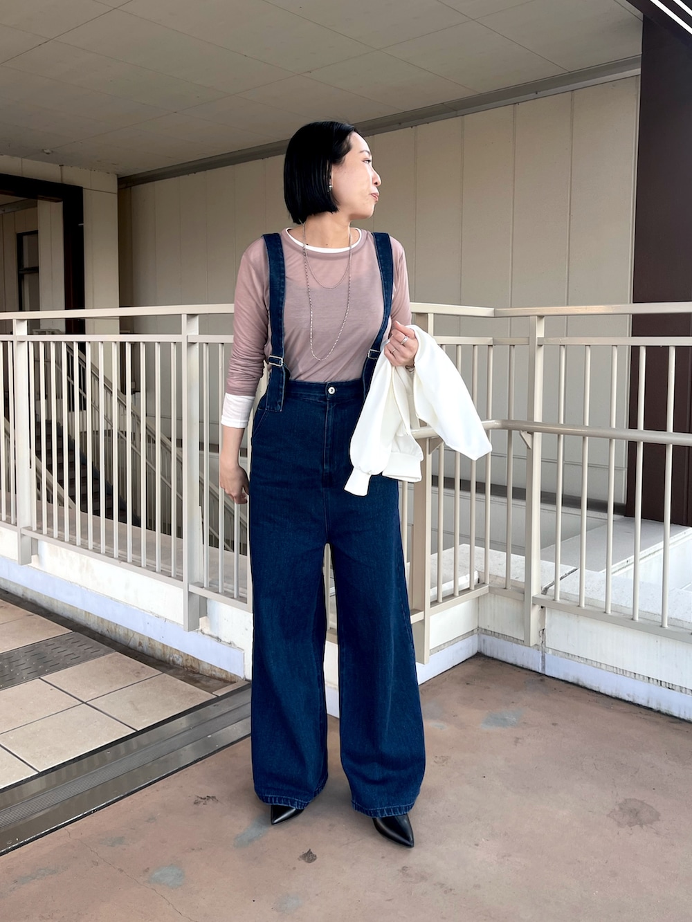 「サスペンダーパンツ、セットアイテム、シアーロンT、レイヤードスタイル、パンツスタイル、黒髪ボブ、アラサーコーデ、ロンT」｜「Jena espace merveilleuxのダブルクロスギャザーブルゾン（ブルゾン、ホワイト系）」を使った、nom_373さん（レディース・164cm）の冬コーディネートの3枚目の写真