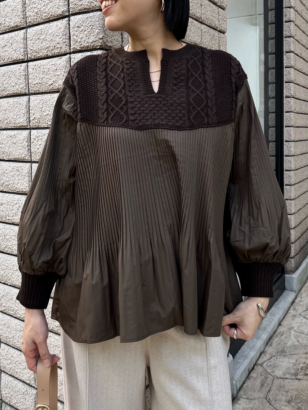 ブラウン系のシャツ/ブラウス、ベージュ系のその他パンツ、ベージュ系のショルダーバッグを着用したレディースの秋コーディネートの3枚目の写真