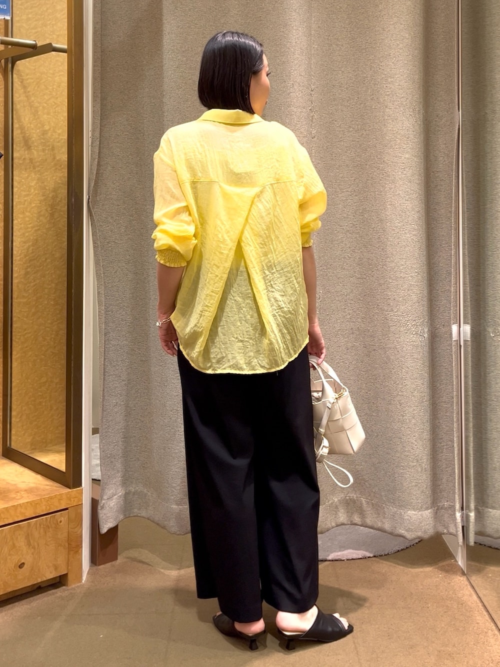 「ガーゼシャツ、ガーゼ素材、パンツコーデ、パンツスタイル、夏コーデ、夏、カラーシャツ、カラーシャツコーデ、アラサーコーデ、アラサー女子、30代コーデ、骨格ストレート、黒パンツ」｜「Jena espace merveilleuxの【オンオフ兼用／らくちんきれい見え】トロミキャタピラーパンツ（その他パンツ、ブラック系）」を使った、nom_373さん（レディース・164cm）の夏コーディネートの2枚目の写真