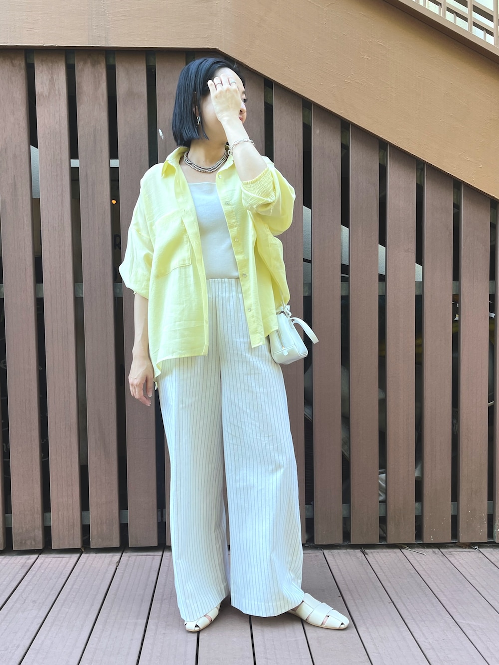 「シャツ、シャツスタイル、シャツコーデ、ドライタッチ、ドライタッチシャツ、夏コーデ、夏、イエロー、ストライプ、ストライプパンツ、麻パンツ、ワイドパンツ、アラサーコーデ、黒髪ボブ、カラーコーデ」｜「Jena espace merveilleuxの【新色登場】【ドライタッチシャツ】バックカーブシャーリングシャツ（シャツ/ブラウス、イエロー系）」を使った、nom_373さん（レディース・164cm）の夏コーディネートの2枚目の写真