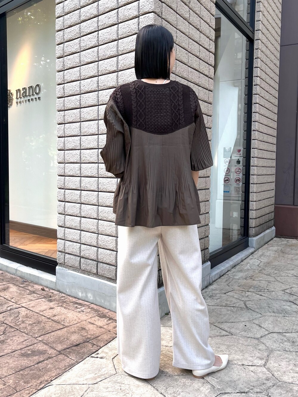 ブラウン系のシャツ/ブラウス、ベージュ系のその他パンツ、ベージュ系のショルダーバッグを着用したレディースの秋コーディネートの2枚目の写真