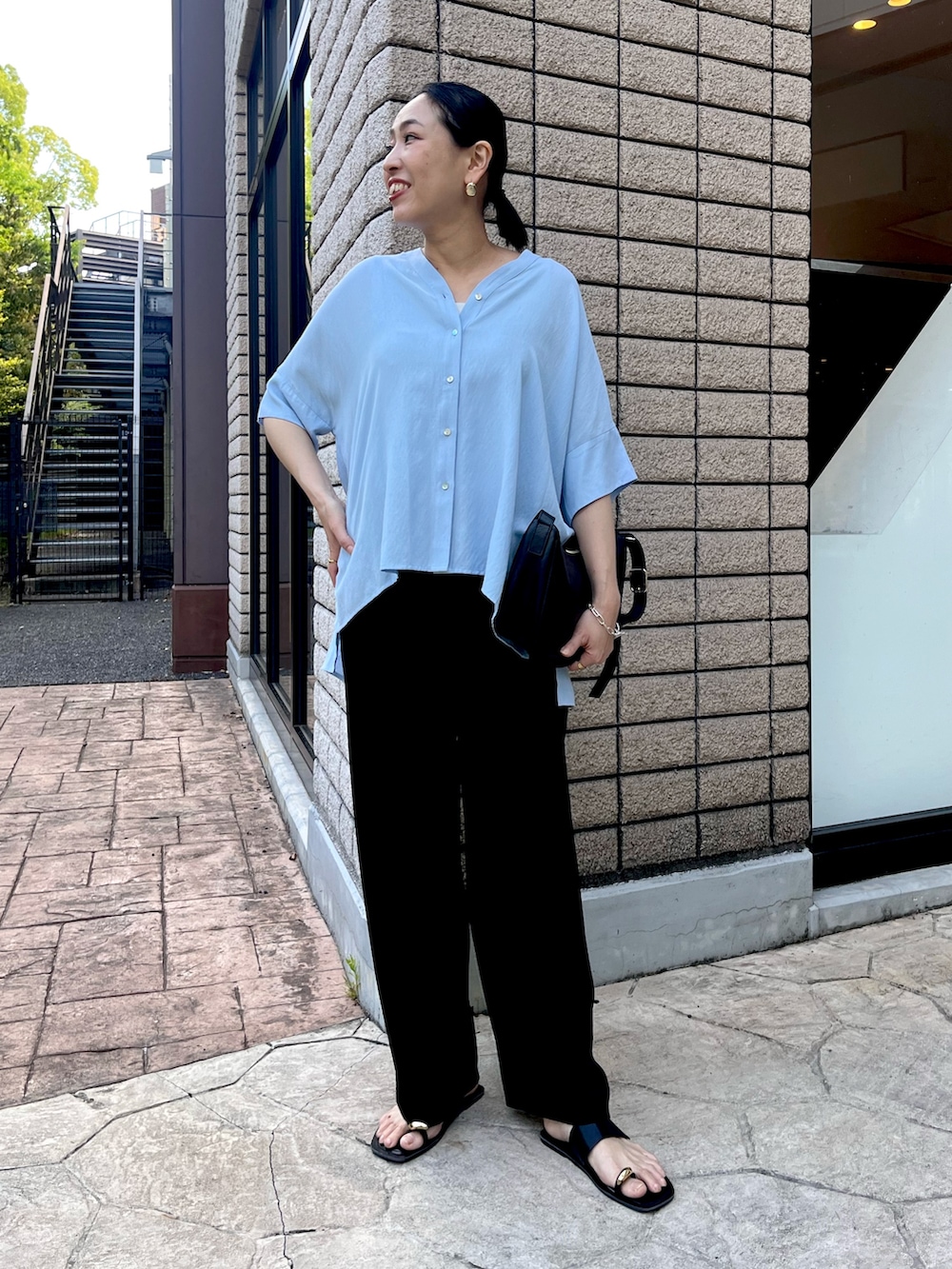 「シャツ、トロミ、カーブパンツ、リラックススタイル、リラックスコーデ、リネンライク、アラサーコーデ、30代コーデ、30代ファッション、夏コーデ、本革バッグ」｜「Jena espace merveilleuxのリネンライクリラックスシャツ（シャツ/ブラウス、ブルー系）」を使った、nom_373さん（レディース・164cm）の春コーディネートの3枚目の写真