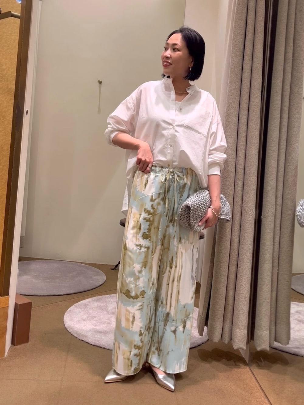 「シャツ、シャツスタイル、シャツコーデ、白シャツ、柄パンツ、春コーデ、ブルベ冬、骨格ストレート、アラサーコーデ、お出かけコーデ、大人コーデ、30代コーデ、パステルカラー」｜「Jena espace merveilleuxの水彩柄イージーパンツ（その他パンツ、グリーン系）」を使った、nom_373さん（骨格ストレート・レディース・164cm）の春コーディネートの3枚目の写真