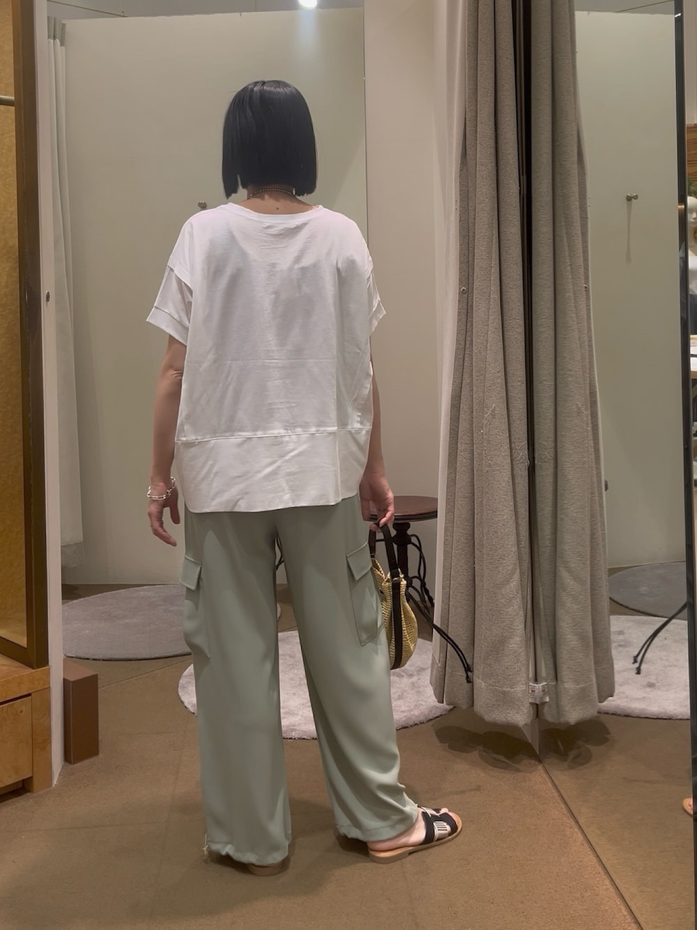 「夏コーデ、夏、Tシャツ、Tシャツコーデ、パラシュート、パラシュートパンツ、カーゴパンツ、アラサーコーデ、30代コーデ、サンダル、綿100％、ショルダーバッグ、カバン、バッグ、パンツスタイル」｜「Jena espace merveilleuxの【大好評につき再入荷】【サラサラ素材で涼しく着れる】ビッグ変形Tシャツ（Tシャツ/カットソー、ホワイト系）」を使った、nom_373さん（レディース・164cm）の春コーディネートの2枚目の写真