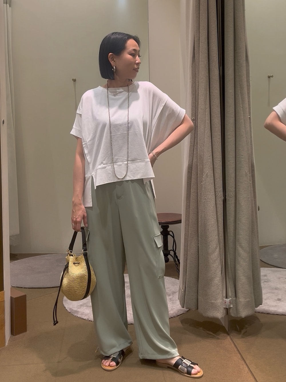「夏コーデ、夏、Tシャツ、Tシャツコーデ、パラシュート、パラシュートパンツ、カーゴパンツ、アラサーコーデ、30代コーデ、サンダル、綿100％、ショルダーバッグ、カバン、バッグ、パンツスタイル」｜「Jena espace merveilleuxの【大好評につき再入荷】【サラサラ素材で涼しく着れる】ビッグ変形Tシャツ（Tシャツ/カットソー、ホワイト系）」を使った、nom_373さん（レディース・164cm）の春コーディネートの3枚目の写真
