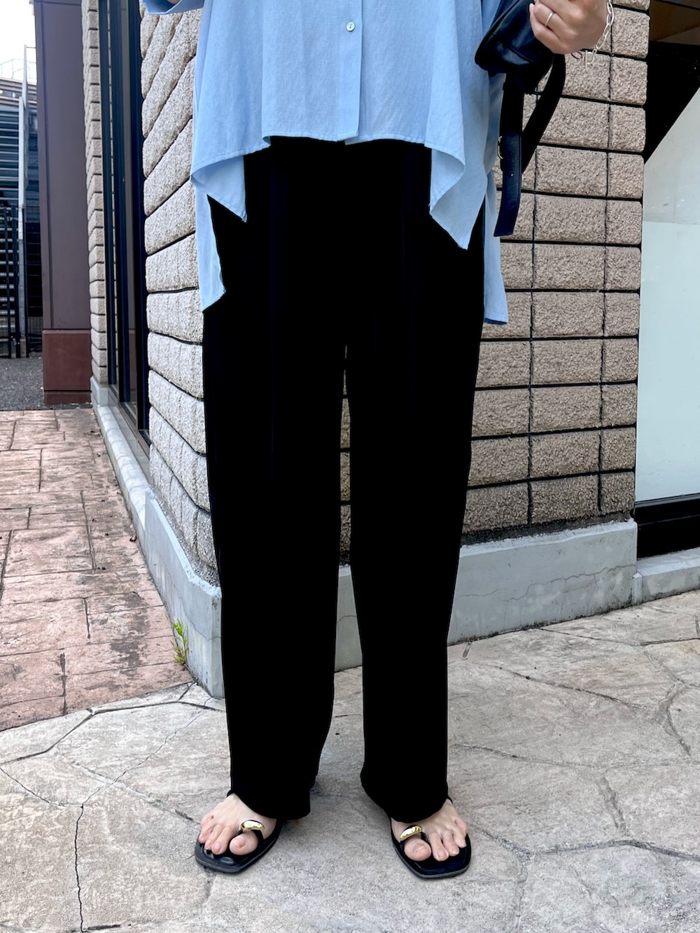 「シャツ、トロミ、カーブパンツ、リラックススタイル、リラックスコーデ、リネンライク、アラサーコーデ、30代コーデ、30代ファッション、夏コーデ、本革バッグ」｜「Jena espace merveilleuxのリネンライクリラックスシャツ（シャツ/ブラウス、ブルー系）」を使った、nom_373さん（レディース・164cm）の春コーディネートの2枚目の写真