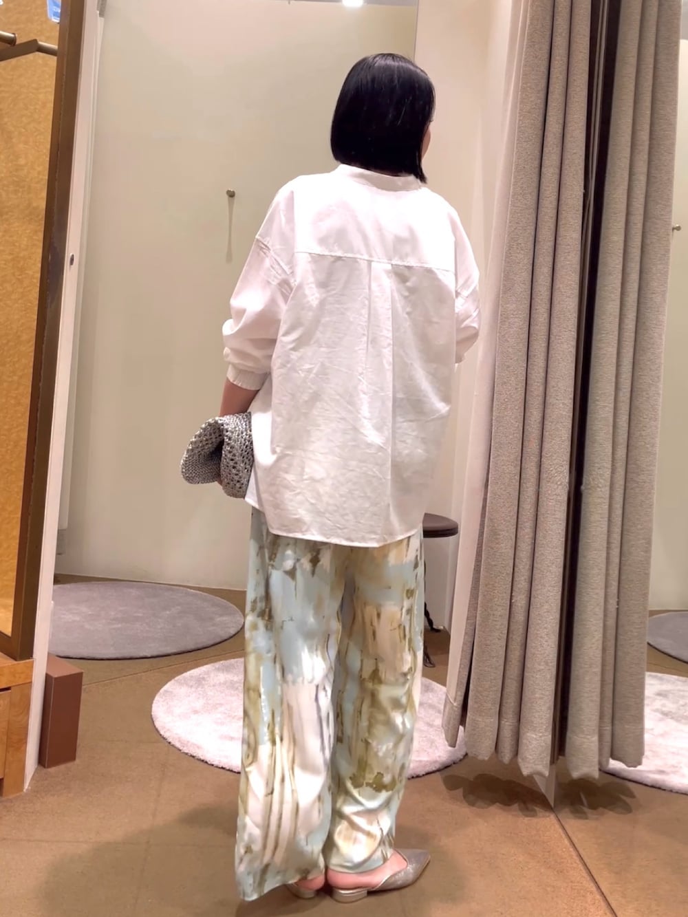 「シャツ、シャツスタイル、シャツコーデ、白シャツ、柄パンツ、春コーデ、ブルベ冬、骨格ストレート、アラサーコーデ、お出かけコーデ、大人コーデ、30代コーデ、パステルカラー」｜「Jena espace merveilleuxの水彩柄イージーパンツ（その他パンツ、グリーン系）」を使った、nom_373さん（骨格ストレート・レディース・164cm）の春コーディネートの2枚目の写真