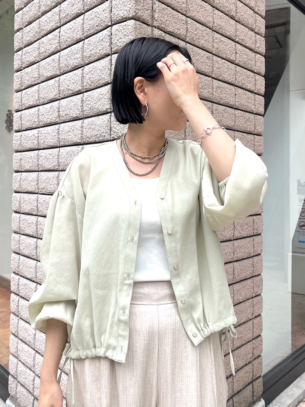 「シアー、シアーシャツ、サンダル、サンダルコーデ、夏コーデ、アラサーコーデ、30代コーデ、裾リボン、シャイニー、淡色コーデ、ミントグリーン」｜「Jena espace merveilleuxのシャイニーモロッコパンツ（その他パンツ、ベージュ系）」を使った、nom_373さん（レディース・164cm）の夏コーディネートの2枚目の写真